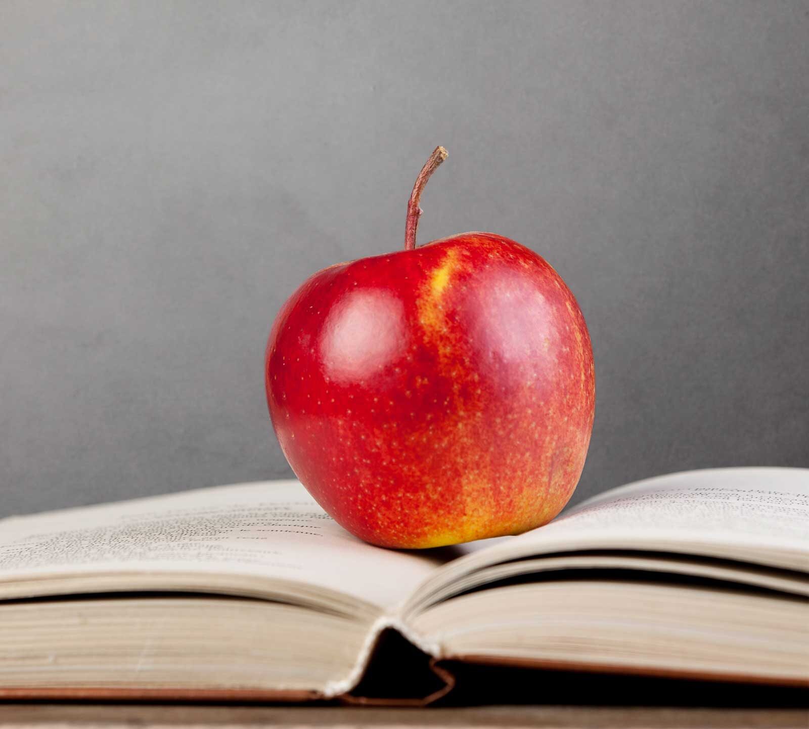 Rött äpple på en bok