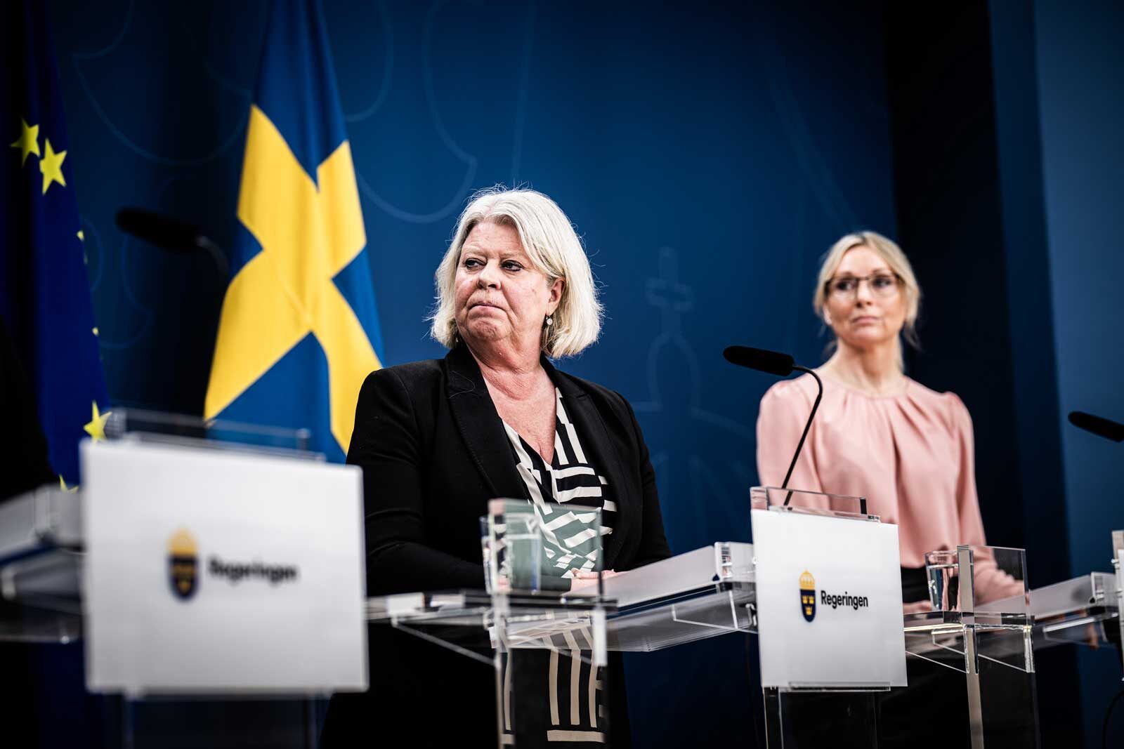 Socialtjänstminister Camilla Waltersson Grönvall (M) och Sverigedemokraternas socialpolitiska talesperson Jessica Stegrud på presskonferensen. Foto: Linnea Bengtsson.