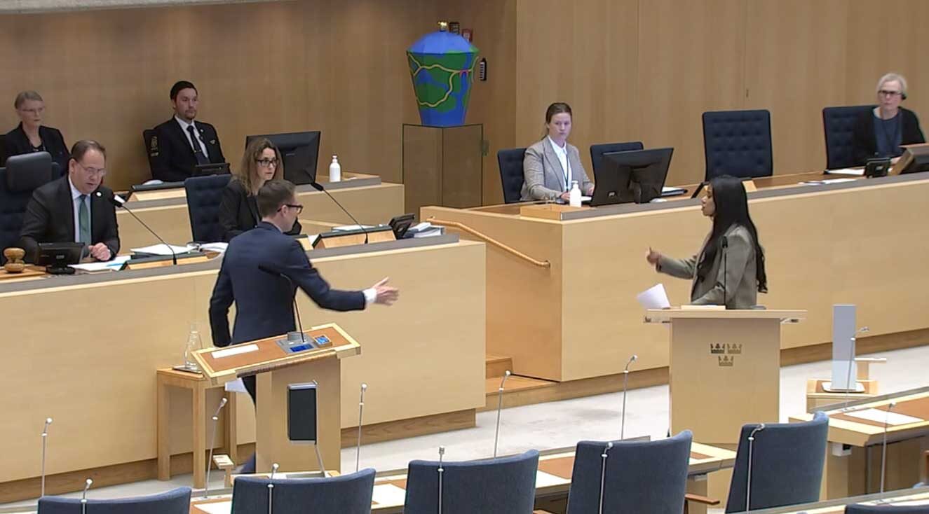 Mats Persson och Najda Awad. Bild från riksdagens webbsändning 23 maj 2025.