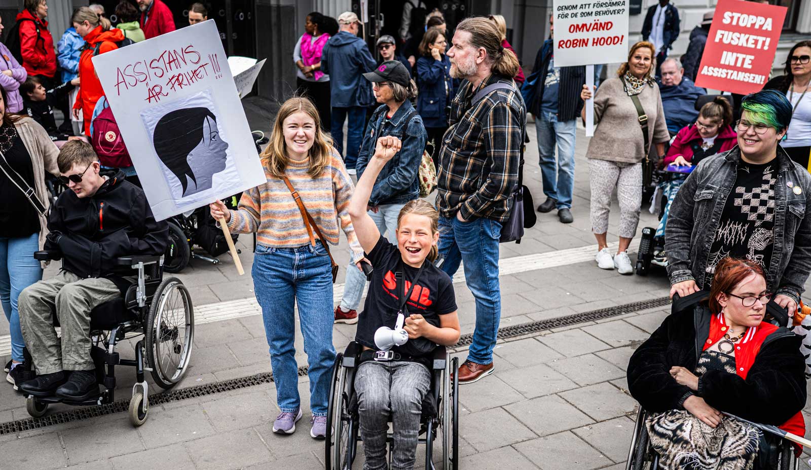 Martin Malmberg demonsterar för att rädda personlig assistans. Foto: Linnea Bengtsson.