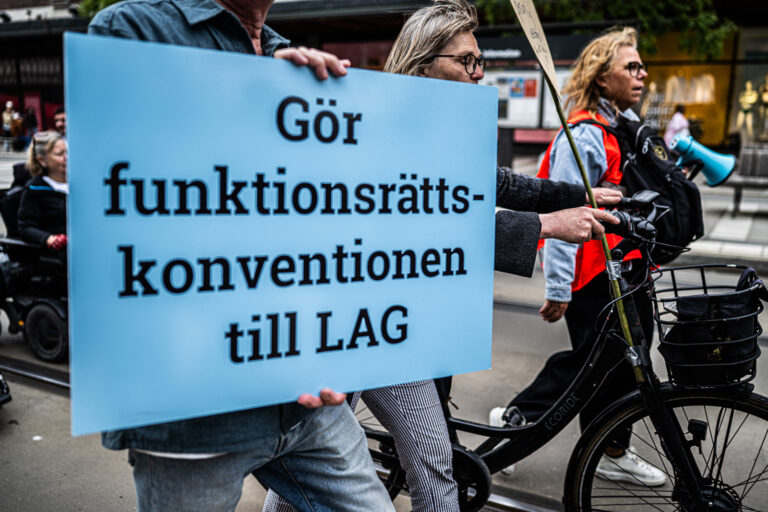 Foto på skylt med texten: Gör funktionskonventionen till lag