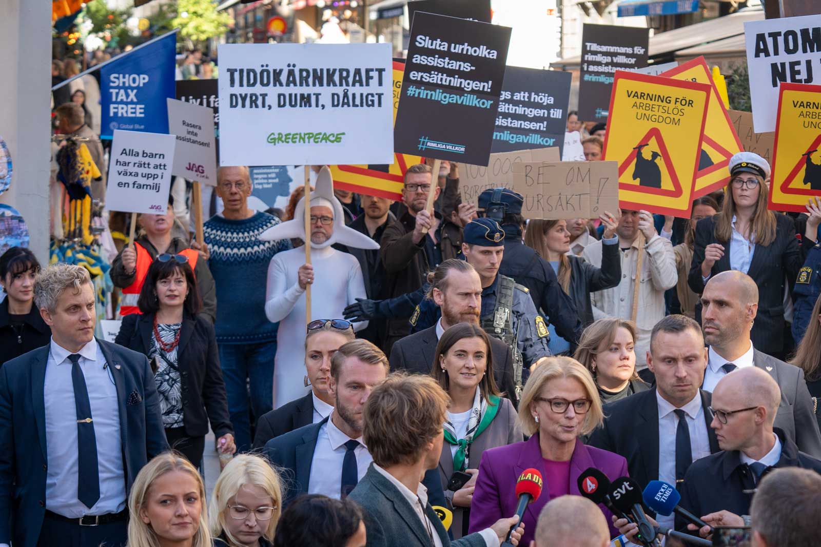 Elisabeth Svantesson och demonstranter. Foto: Kalle Ljungberg/Rimliga villkor