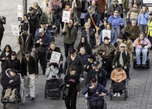 Bild från demonstration för personlig assistans den 2 oktober 2025.