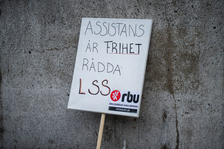 Protestskylt på manifestation för personlig assistans. Foto: Linnea Bengtsson.