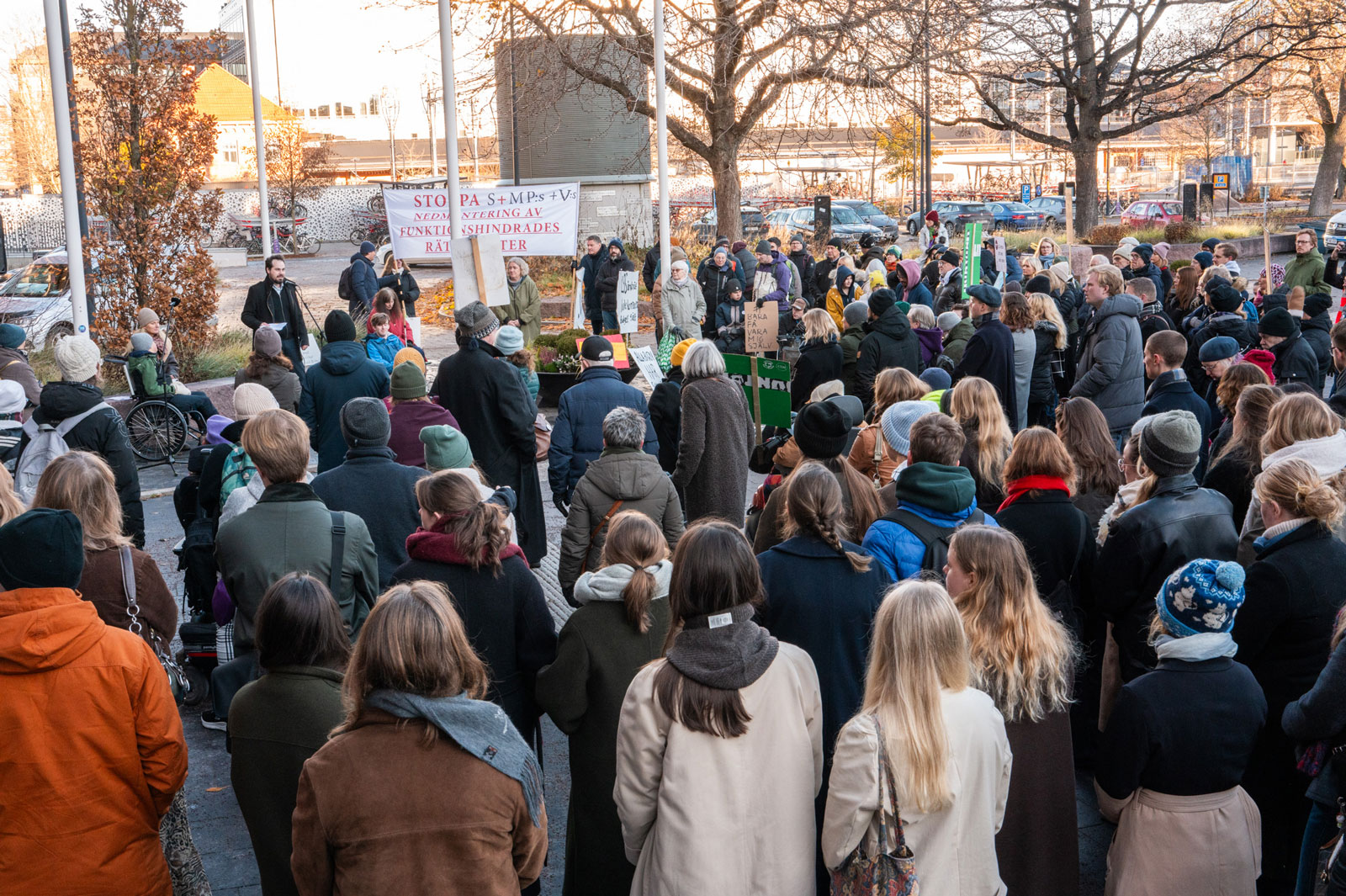 Foto från demonstration mot nedskärningar inom LSS och assistans i Uppsala den 17 november 2025.