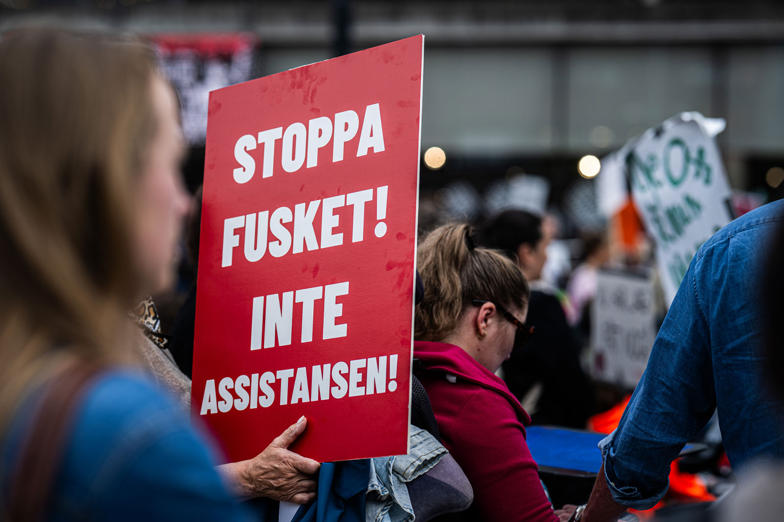 Protestskylt på manifestation för personlig assistans. Foto: Linnea Bengtsson.