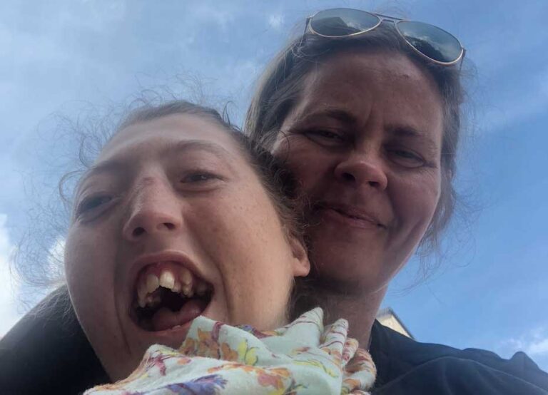 Agnes och Anna Pella.