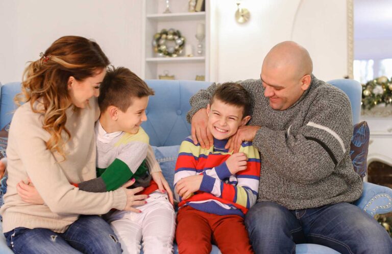 Familj som skrattar.