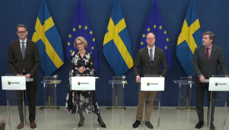 Jakob Olofsgård, socialförsäkringspolitisk talesperson (L), finansminister Elisabeth Svantesson (M), Ludvig Aspling, migrationspolitisk talesperson (SD) och Hans Eklind, ekonomisk-politisk talesperson (KD). Bild från regeringens webbsändning 23 februari 2023.