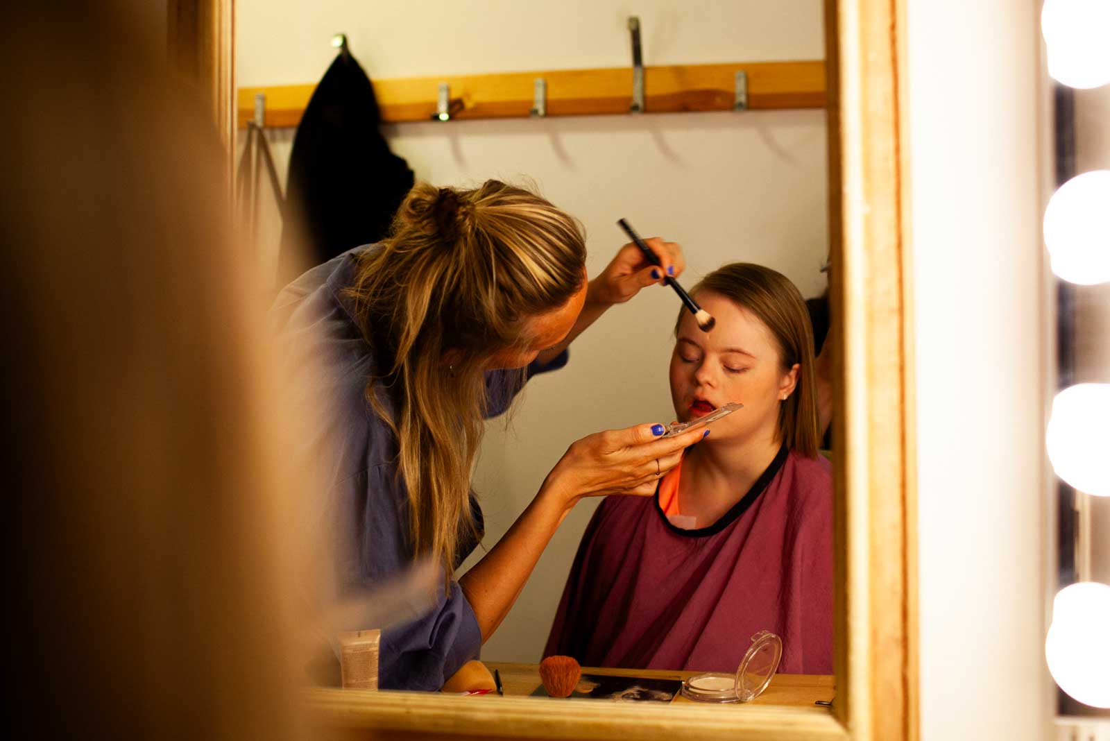 Dansaren Linnéa Stelje i logen innan föreställning inom Viaductus residens. Foto: Josefin Lindeberg.