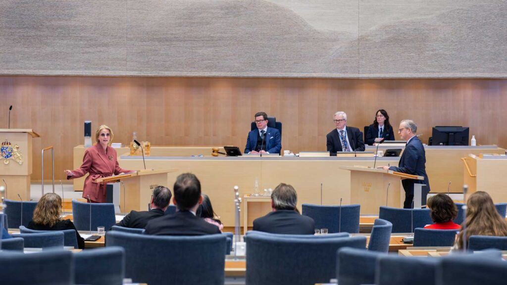 Elisabeth Svantesson och Mikael Damberg debatterar vårbudgetpropositionen 13 april 2026. Foto: Linnea Bengtsson/Sveriges riksdag.