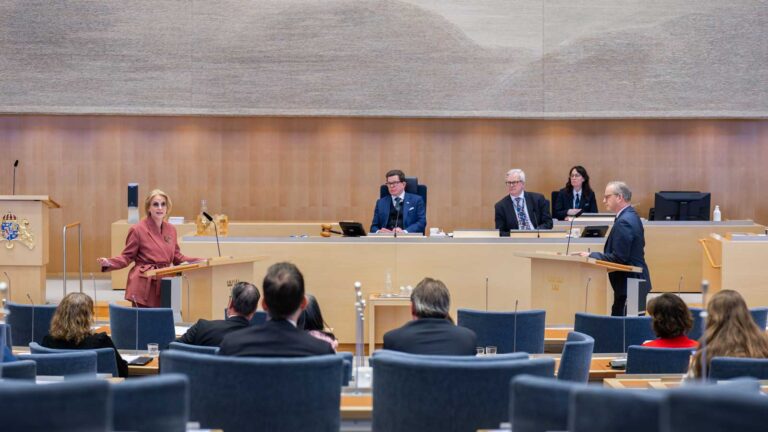 Elisabeth Svantesson och Mikael Damberg debatterar vårbudgetpropositionen 13 april 2026. Foto: Linnea Bengtsson/Sveriges riksdag.