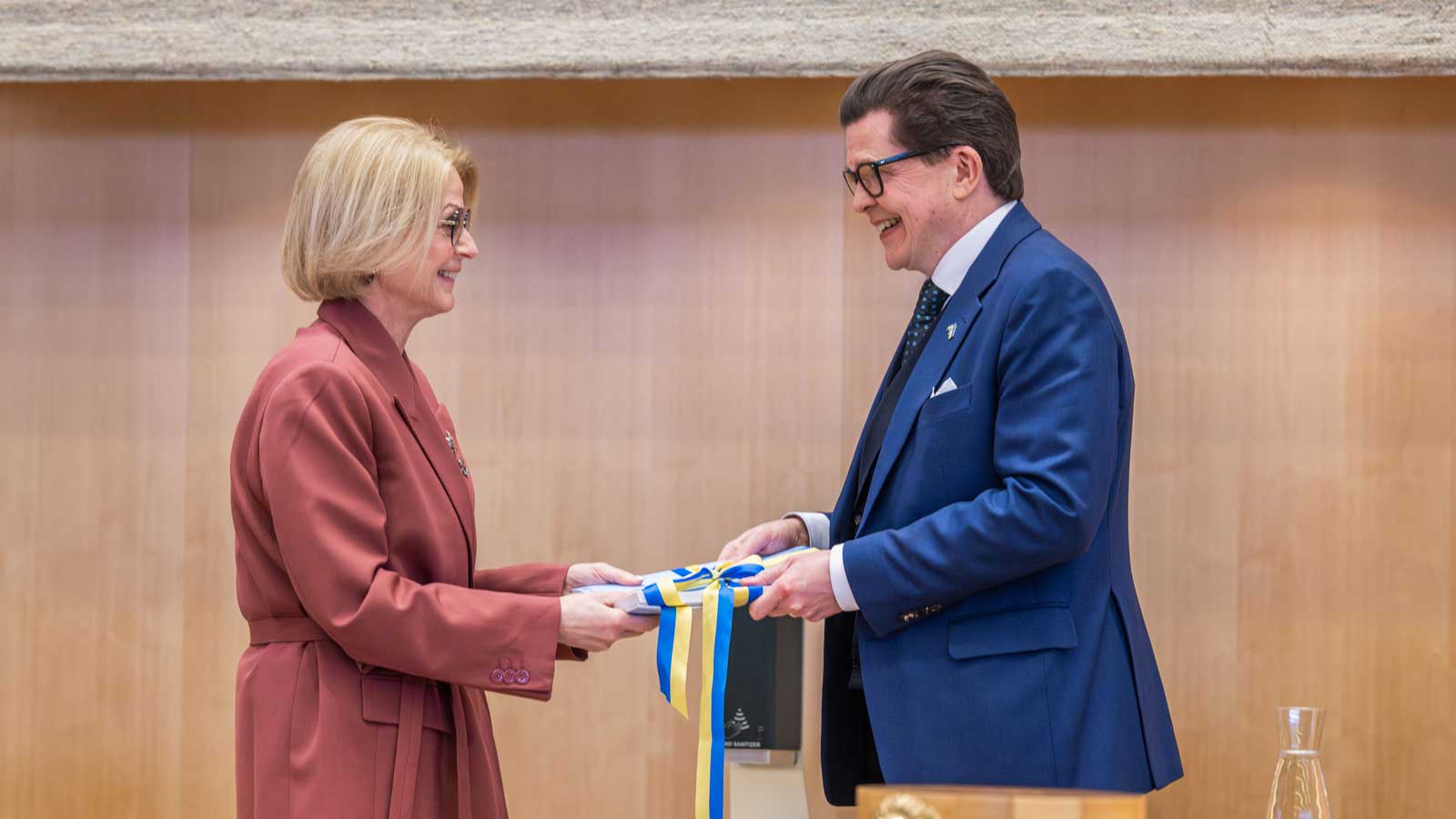 Elisabeth Svantesson och talmannen med vårbudgetpropositionen 13 april 2026. Foto: Linnea Bengtsson/Sveriges riksdag.