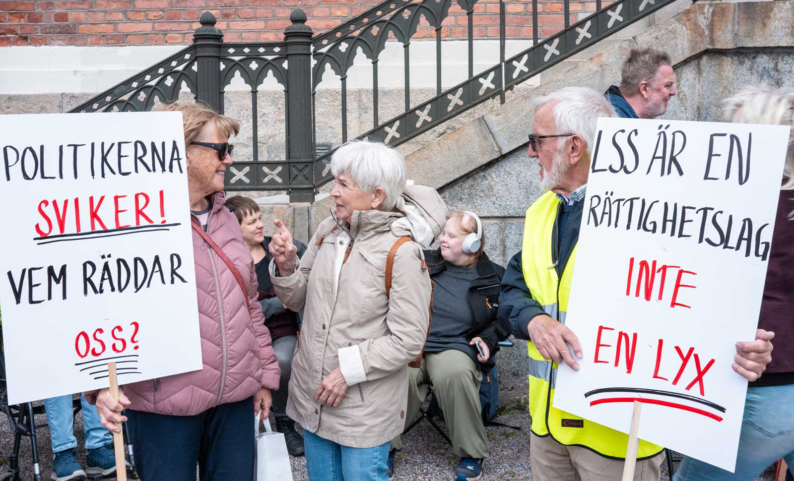 Demonstranter som kräver personlig assistans i Söderhamn.