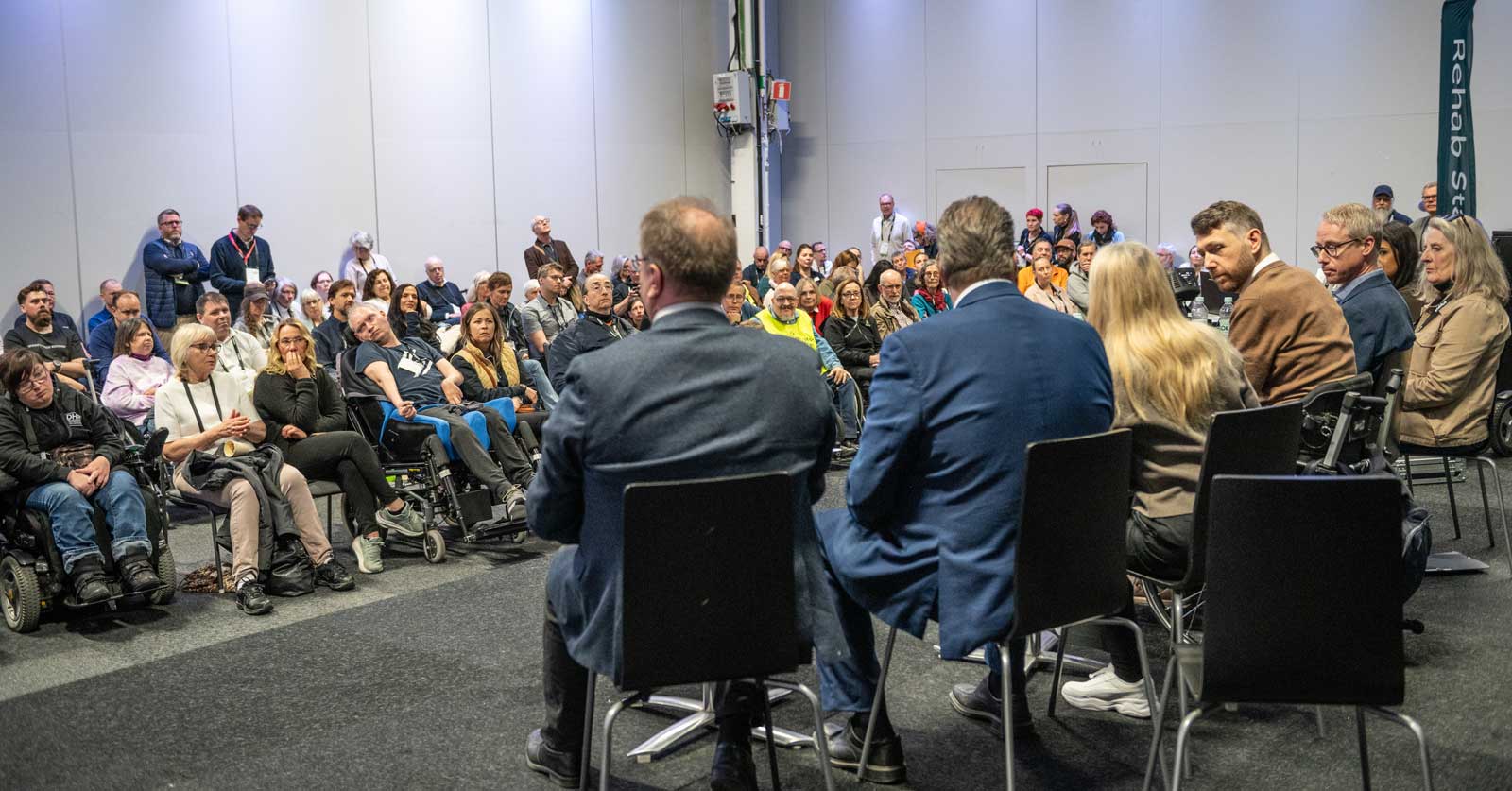 Publik på politikerdebatt på Hjultorget 2026.