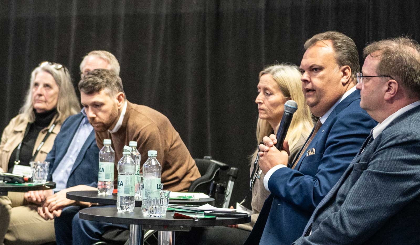 Dan Hovskär (med mikrofon) på Hjultorgets politikerdebatt 2026.