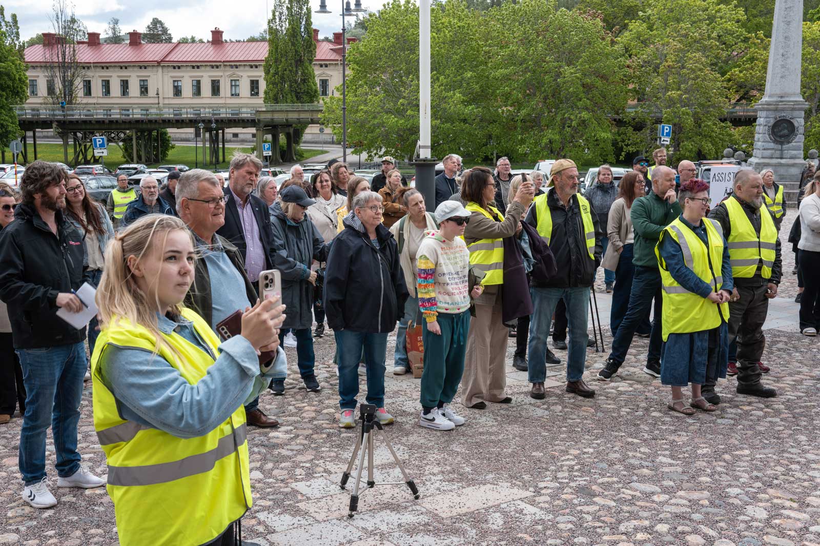 Publik på assistansmanifestationen i Söderhamn.