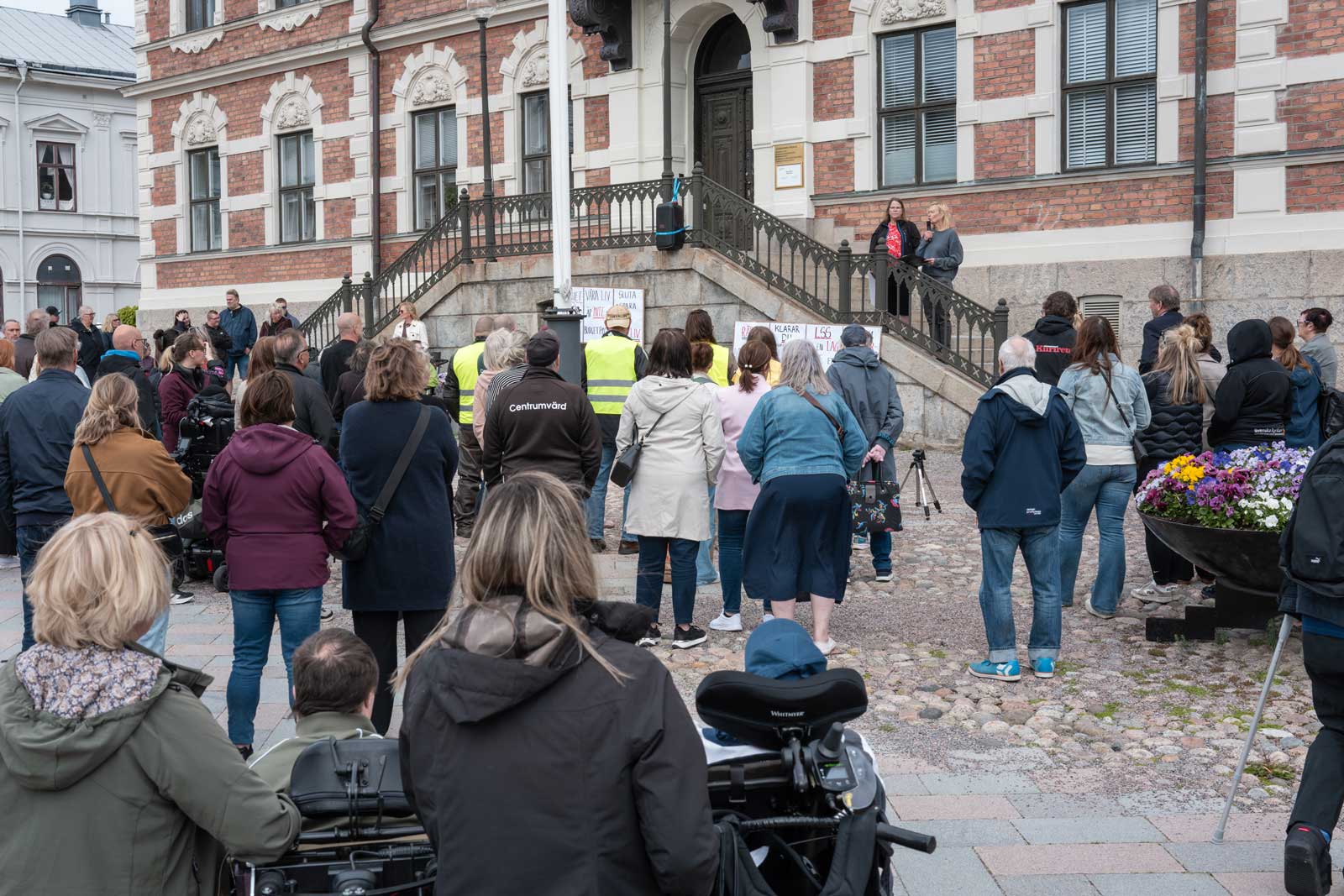 Publik på assistansmanifestationen i Söderhamn.