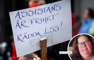 Sahra Svenander och demonstrationsplakat.